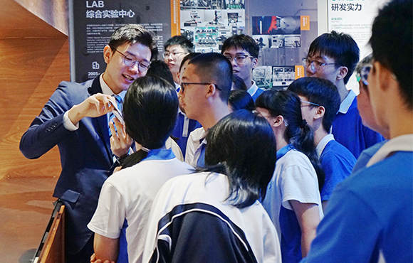 新安中学走进天珑 探秘手机研发智造之旅